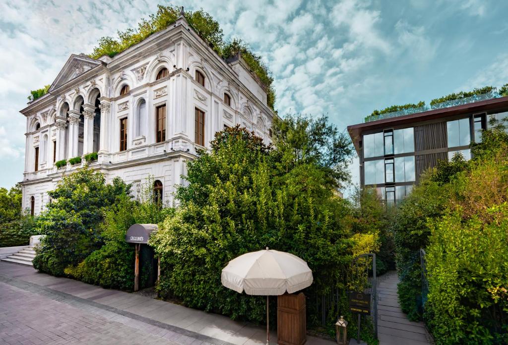 Discover 7 exceptional benefits of Soho House membership including global access, curated networking, luxury amenities, and cultural programming that transcend traditional coworking space offerings for creative professionals.